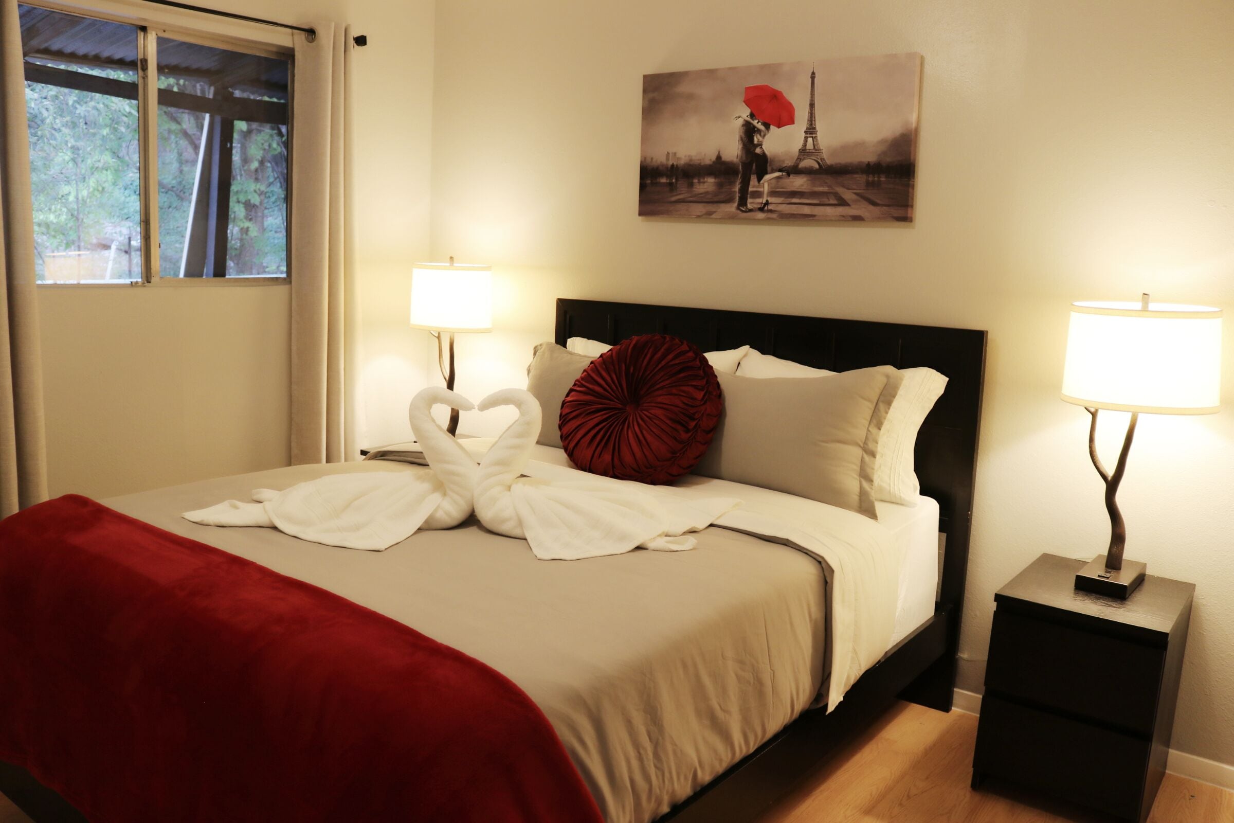 2 chambres, bureau, fer et planche à repasser, lit parapluie