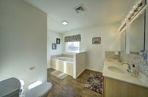 Combined shower/tub, jetted tub, hair dryer, towels