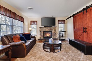 تلفزيون  ذكي، مدفأة، مشغل دي في دي، كرة قدم الطاولة