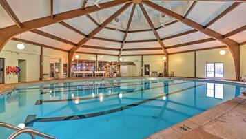 Alberca techada y alberca al aire libre