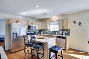 ثلاجة، ميكروويف، فرن، موقد طهي مسطح