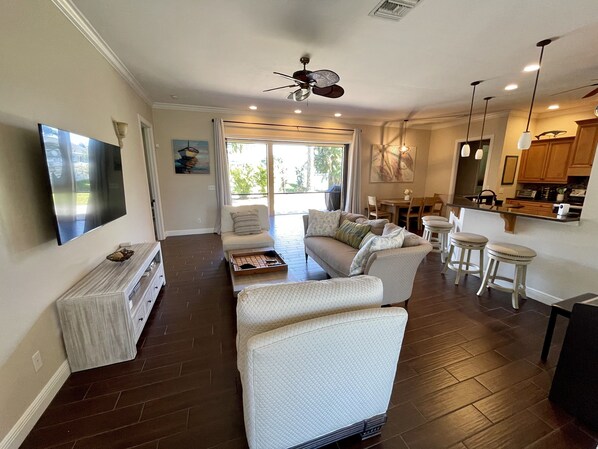 Smart TV, fireplace, books, offices