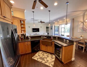 Geladeira, micro-ondas, fogão, cooktop