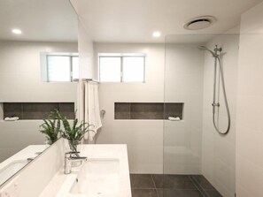 Dusche, Haartrockner, Handtücher, Seife
