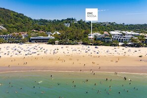 On the beach - Located on Noosa Main Beach - Portofino 2 (Noosa)