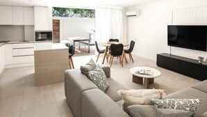 Un apartamento moderno con cocina, comedor y sala de estar.