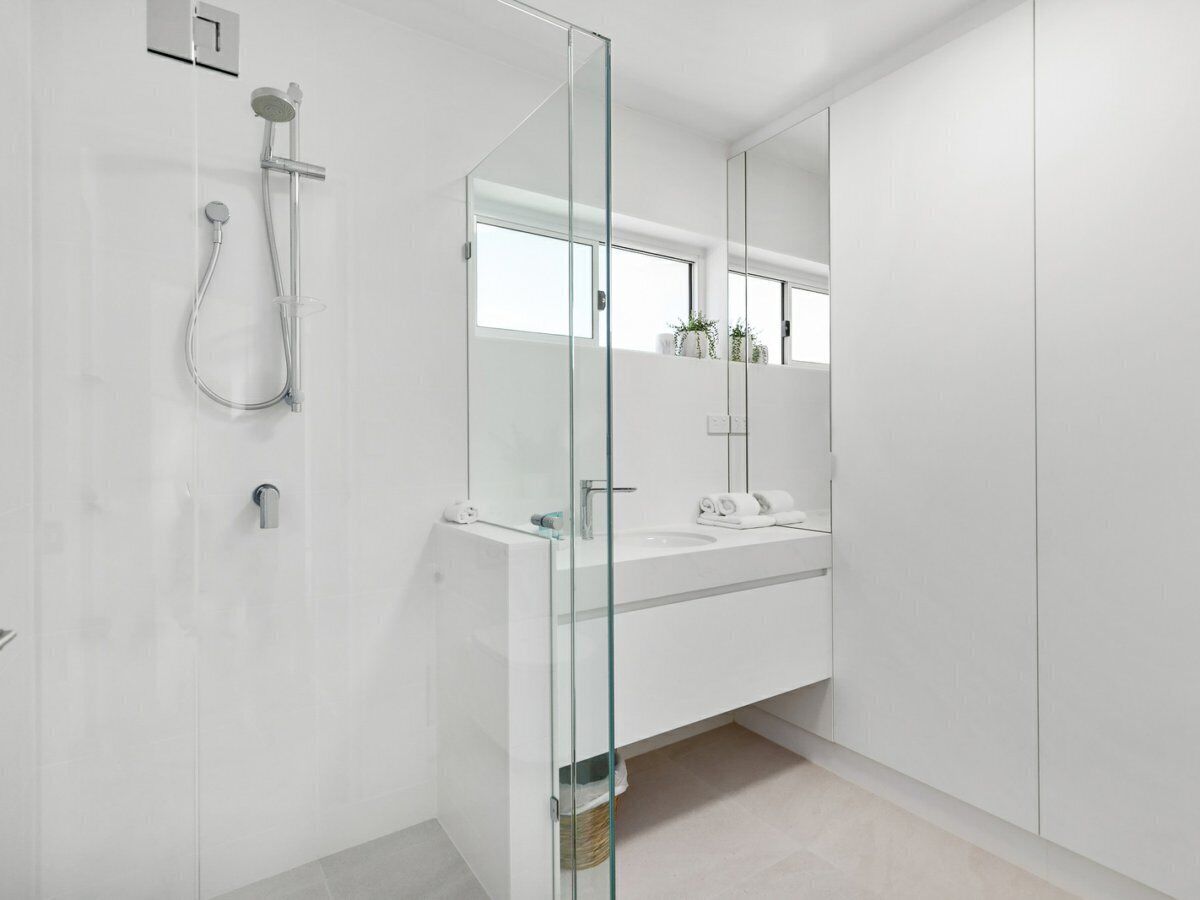 Portofino 8 - BEACHFRONT COMPLEXSTUNNINGLY RENOVATED PENTHOUSE — image 4