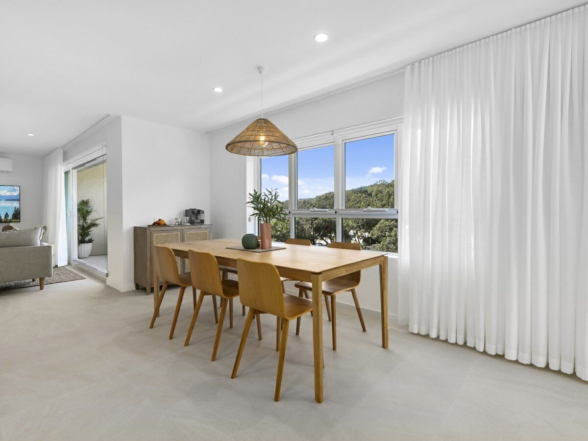 Portofino 8 - BEACHFRONT COMPLEXSTUNNINGLY RENOVATED PENTHOUSE — image 3