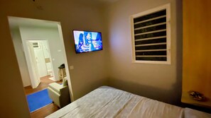 1 bedroom, free WiFi, bed sheets - Tiny house by the sea with its private pool - under a tree (Punaauia)