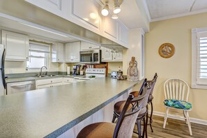 Jääkaappi, mikroaaltouuni, uuni, liesi