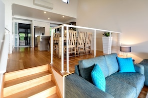 Interior detail - Shoreline 31 Renovated Upmarket 2 Bedrooms Ocean View Near Marina With Golf Buggy (Whitsundays)