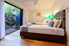 Apartment | 2 bedrooms, iron/ironing board, travel crib, WiFi - Shoreline 31 Renovated Upmarket 2 Bedrooms Ocean View Near Marina With Golf Buggy (Whitsundays)