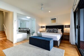 2 bedrooms, iron/ironing board, travel crib, WiFi - Shoreline 31 Renovated Upmarket 2 Bedrooms Ocean View Near Marina With Golf Buggy (Whitsundays)
