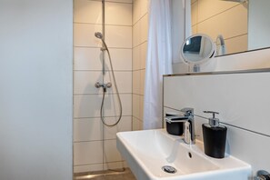 Badewanne, Haartrockner, Handtücher