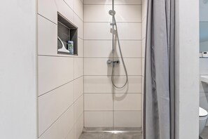 Baignoire, sèche-cheveux, serviettes fournies