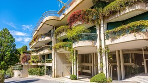 A multi-story building with balconies, some with plants, and a clear sky. - Semiramis Villa Laurie - Private pool, Mougins, France (Mougins)