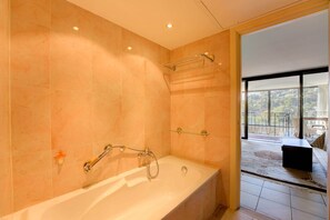 Kombination af bruser/badekar, hårtørrer, bidet, håndklæder