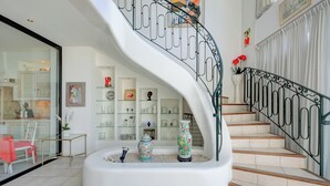 A spiral staircase with white walls and a white bathtub at the bottom. - Semiramis Villa Laurie - Private pool, Mougins, France (Mougins)