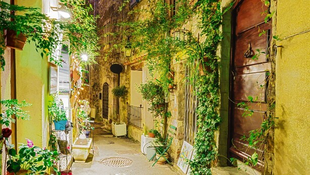 A narrow alley with a rustic stone wall, a wooden door, and potted plants. - Semiramis Villa Laurie - Private pool, Mougins, France (Mougins)