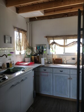 Micro-ondes, four, blender, batterie de cuisine, vaisselle et ustensiles