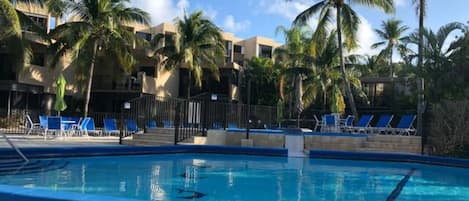 Utomhuspool och uppvärmd pool