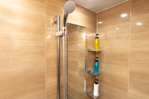 Apartamento Premium, 2 habitaciones, no fumadores | Baño | Artículos de higiene personal gratuitos, secador de pelo y zapatillas
