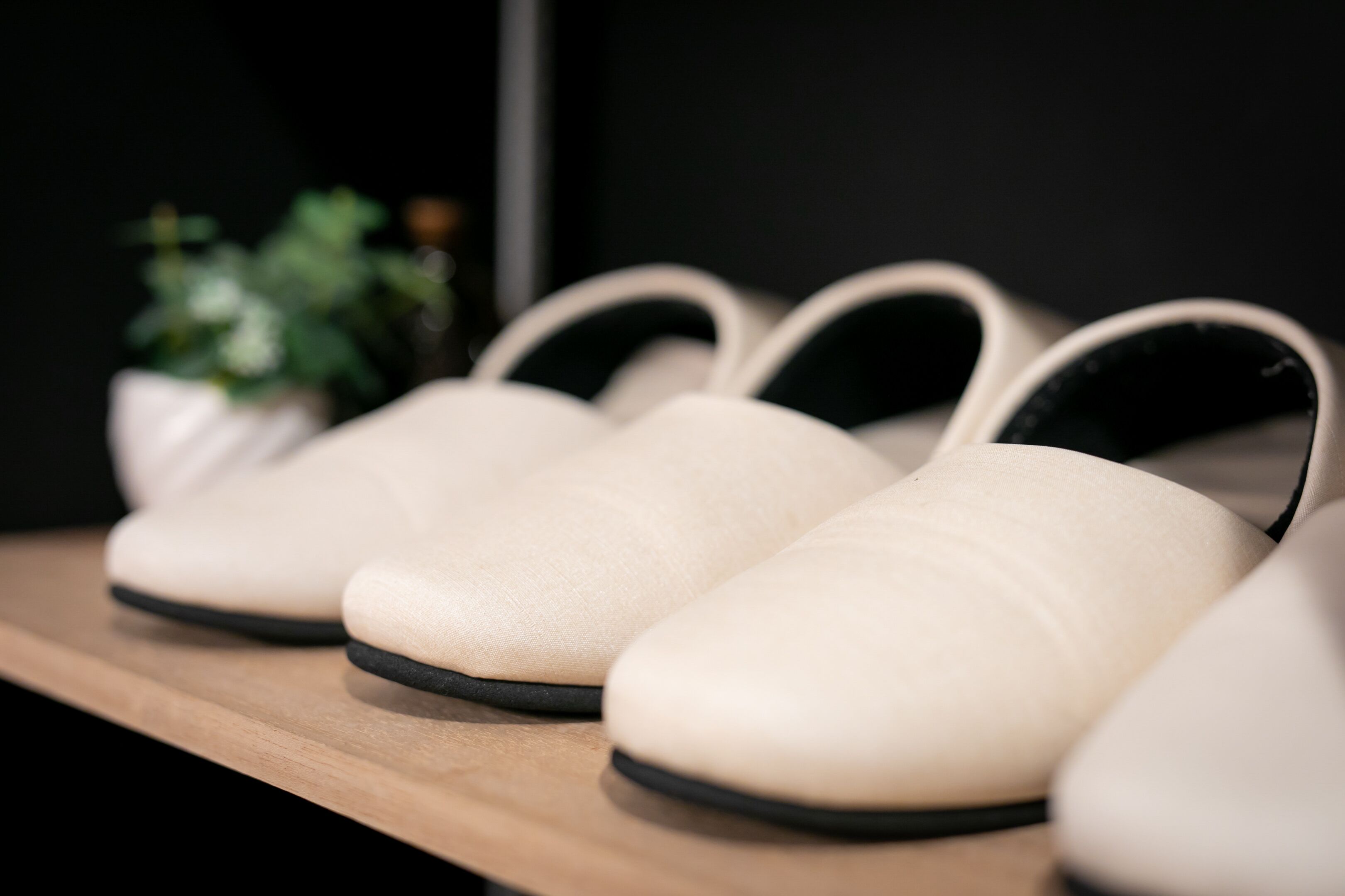 Una hilera de zapatos blancos sobre una superficie de madera.