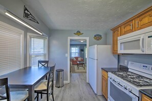 Fridge, microwave, stovetop, dishwasher - Steps to Speedway - Great for Race Fans! (Speedway)
