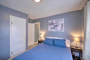 2 bedrooms, iron/ironing board, Internet, bed sheets - Steps to Speedway - Great for Race Fans! (Speedway)