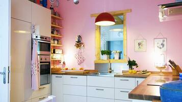 Kühlschrank, Mikrowelle, Ofen, Geschirrspüler