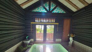 A spa area with a tiled floor, a wooden ceiling, and a glass door leading outside. - A high-quality plateau life like your own home ... A natural hot spring flowing, one private plateau villa (仙北市田沢湖生保内下高野)