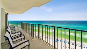 Ein Balkon mit Stühlen und Blick auf den Strand.