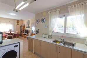Fridge, oven, stovetop, toaster - Club Villamar - 6 person holiday home with private pool (Macanet de la selva)