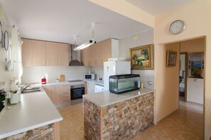 Fridge, oven, stovetop, toaster - Club Villamar - 6 person holiday home with private pool (Macanet de la selva)