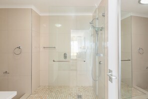 Apartment (3 Bedrooms) | Bathroom | Hair dryer, towels