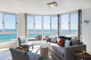 Apartemen (3 Bedrooms) | Area keluarga | Televisi layar datar 32-inci dengan saluran TV digital, TV, dan Netflix