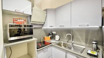 Réfrigérateur, micro-ondes, plaque de cuisson, lave-vaisselle