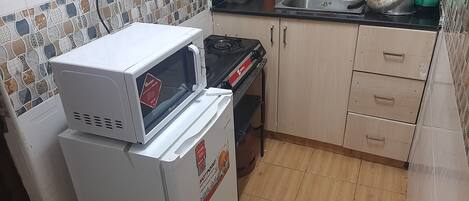 冷蔵庫、電子レンジ、コンロ、調理器具と食器