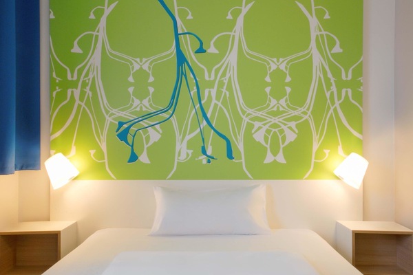 Hypo-allergenic bedding available, desk, WiFi (free), bed sheets