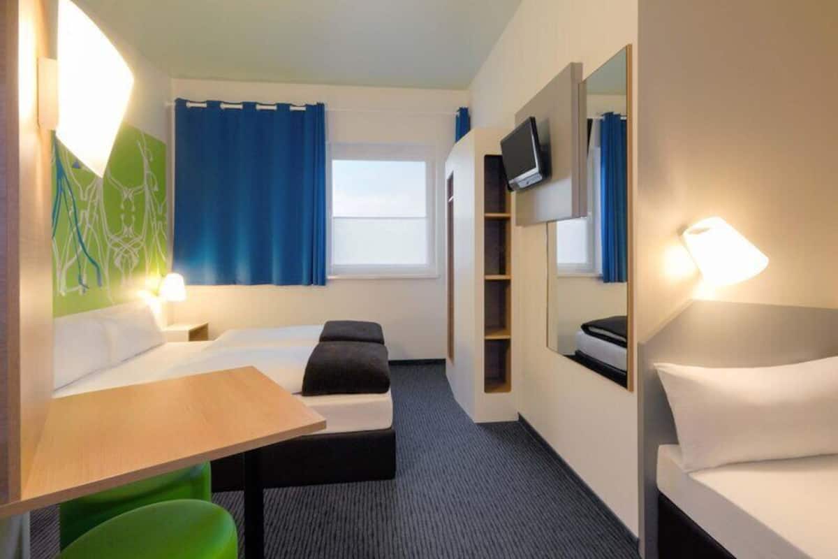 Triple Room | Hypo-allergenic bedding available, desk, WiFi (free), bed sheets