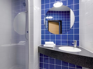 Douche, sèche-cheveux, serviettes fournies
