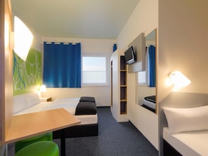 Dreibettzimmer | Allergikerbettwaren, Schreibtisch, kostenloses WLAN, Bettwäsche
