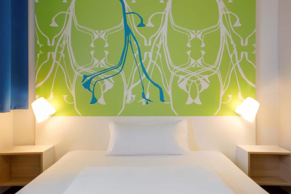 Hypo-allergenic bedding, desk, free WiFi, bed sheets