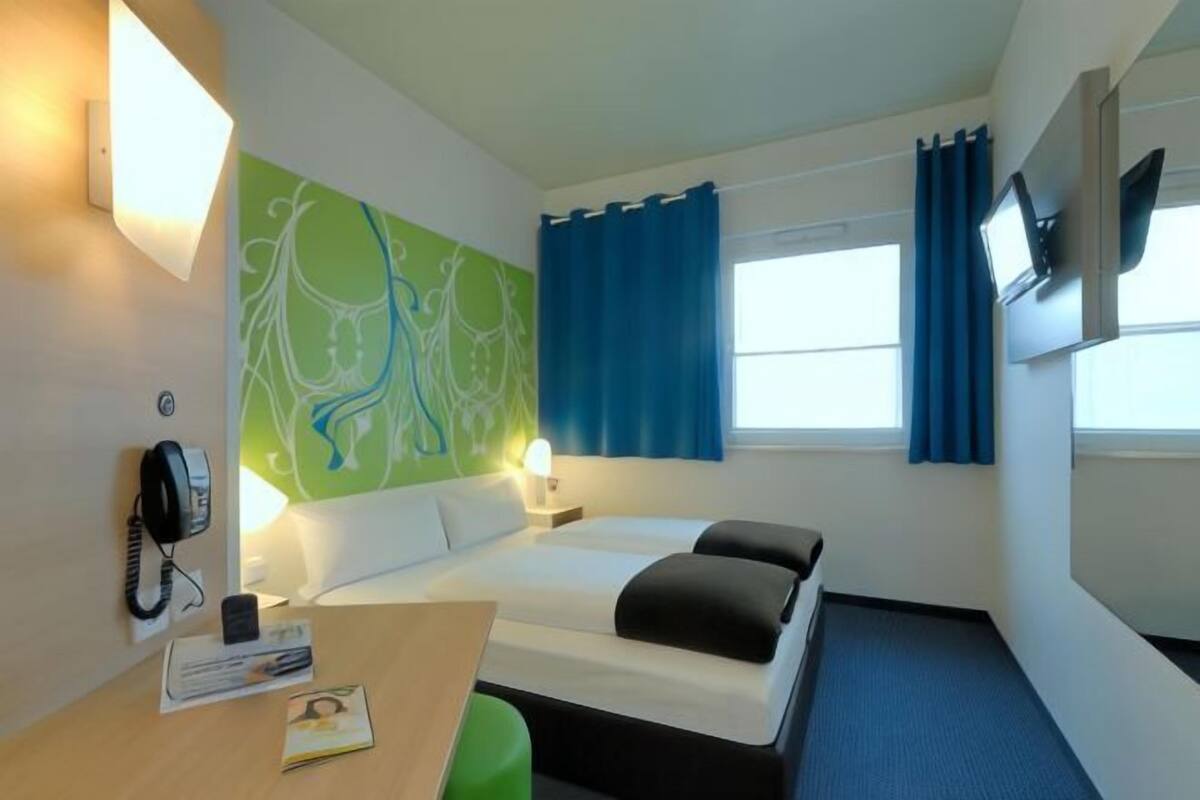 Hypo-allergenic bedding, desk, free WiFi, bed sheets