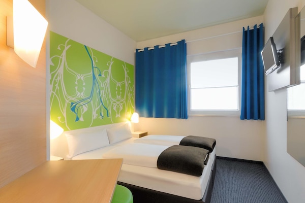 Peralatan tempat tidur hipoalergenik, meja, Wi-fi percuma, cadar katil