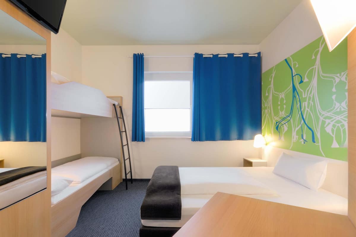 Family Quadruple Room | Hypo-allergenic bedding, desk, free WiFi, bed sheets