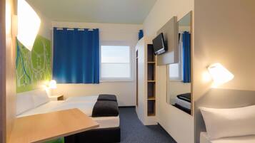 Seprai antialergi, meja kerja, Wi-Fi gratis, dan seprai linen