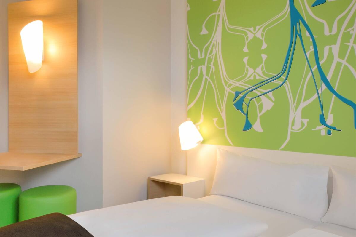 hypo-allergenic bedding, desk, free wifi, bed sheets