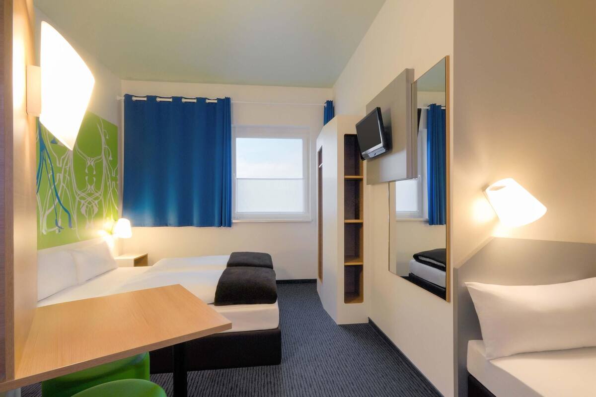 triple room | hypo-allergenic bedding, desk, free wifi, bed sheets