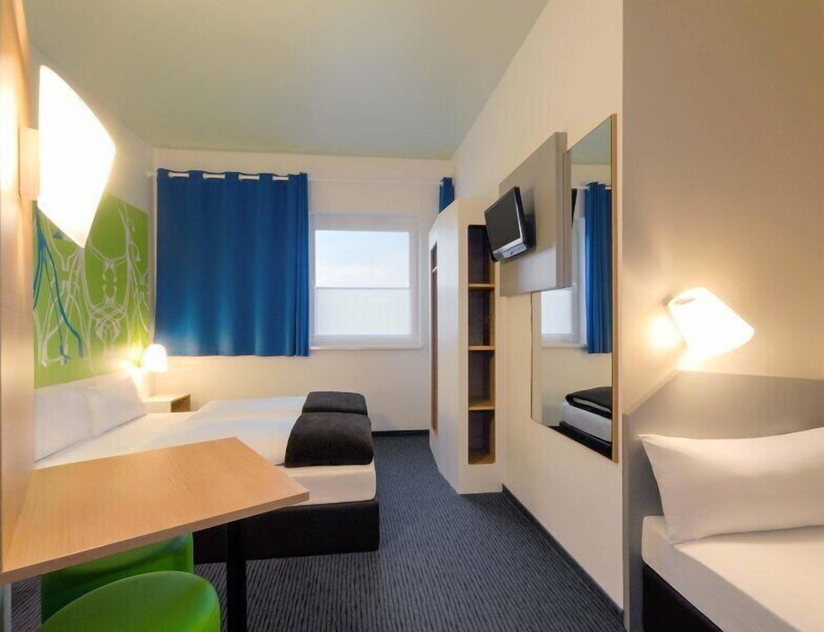 Triple Room | Hypo-allergenic bedding available, desk, WiFi (free), bed sheets